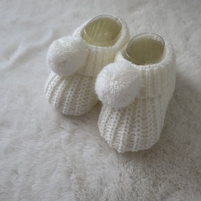 Botins de bebé brancos em malha com pompons