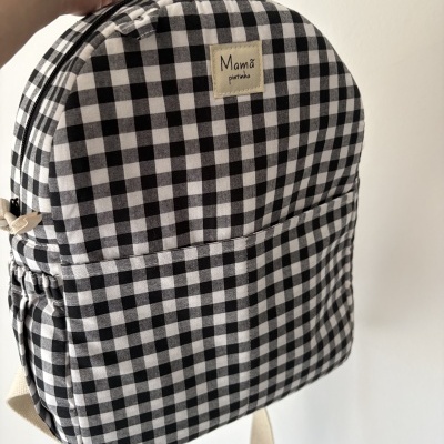 Mochila de tecido com padrão xadrez preto e branco e etiqueta Mamã pintinha