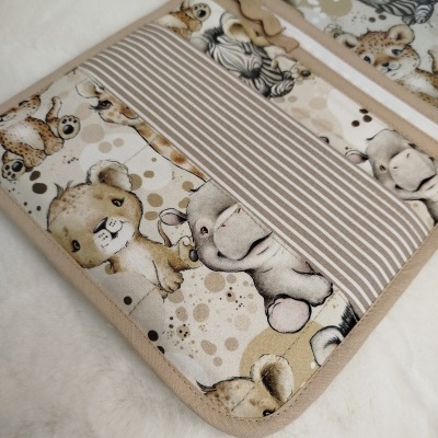 capa ou tapete tecido com padrão de animais desenho animado em tons bege e castanho