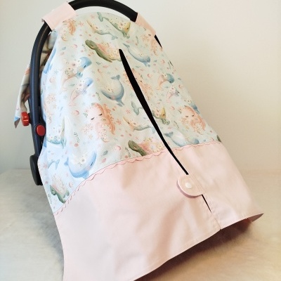 Capa rosa claro para cadeirinha de bebé com estampado de animais marinhos