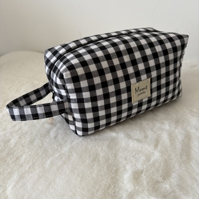 Necessaire xadrez preto e branco com etiqueta Mamã pintinha