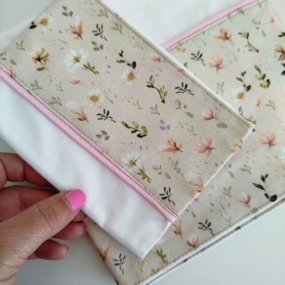 tecido branco com faixa floral e acabamento rosa