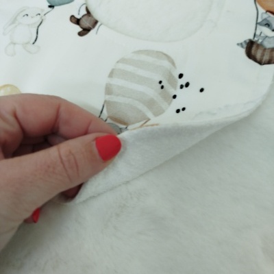 Manta infantil branca com balões e animais coloridos e detalhe em tecido felpudo