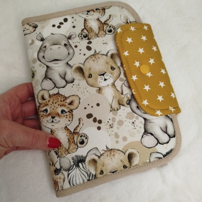 Carteira com padrão de animais e fecho amarelo com estrelas