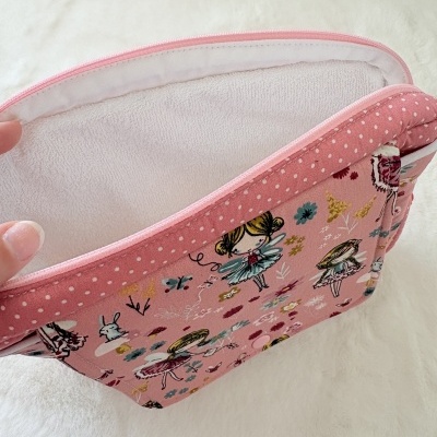 Necessaire rosa com padrão de fadas e bolinhas brancas
