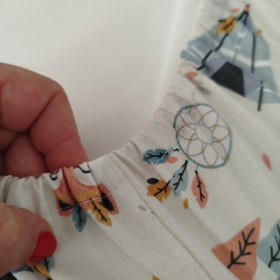 Tecido branco com padrão colorido e desenho de filtro dos sonhos