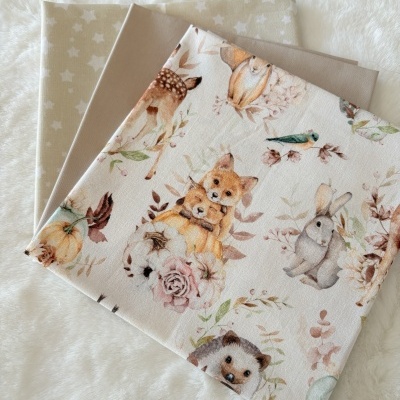 tecidos com padrões de animais da floresta e estrelas