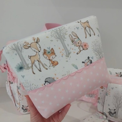 Mala infantil com padrão de animais da floresta e tecido rosa com estrelas brancas