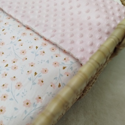 Cesto com colchão floral e manta rosa texturizada