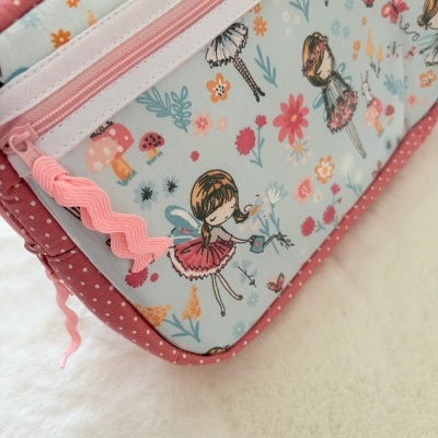 Mochila infantil com padrão de fadas e flores, zíper rosa e detalhes de bolinhas brancas