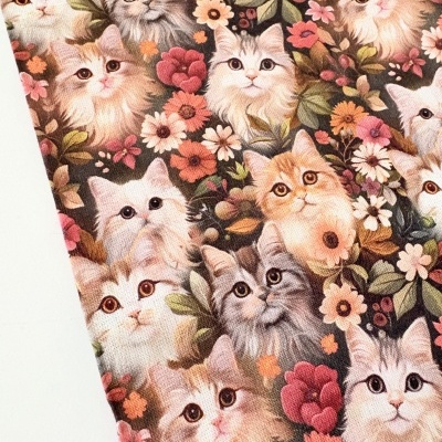 Tecido com padrão de gatos coloridos e flores em fundo escuro.