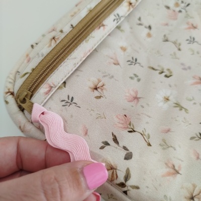 Porta-moedas de tecido floral com fecho de correr bege e puxador rosa