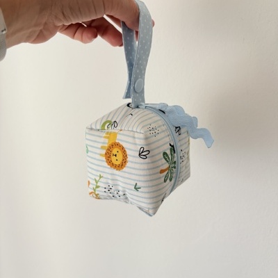 Mala têxtil infantil em forma de cubo com alça azul às bolinhas e fecho de correr