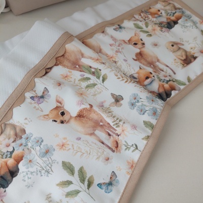 Toalha branca com estampado de animais da floresta e flores em tons pastel