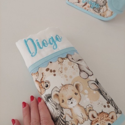 Toalha com bordado de nome Diogo e estampa de animais, com acabamento azul claro.