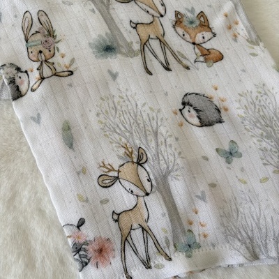 Tecido branco com padrão de animais da floresta desenhados em cores suaves