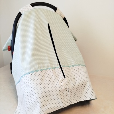 Capa para ovo de bebé com riscas verdes e bolinhas pretas sobre branco