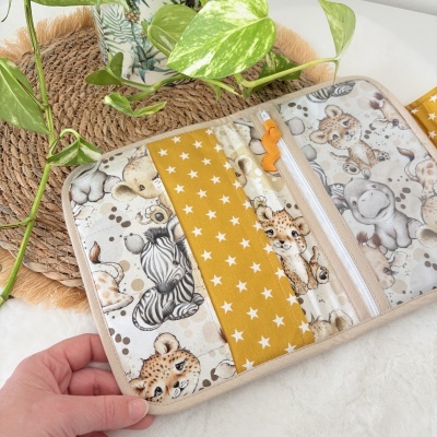 Carteira de tecido com padrão de animais bebés e estampa de estrelas em fundo amarelo