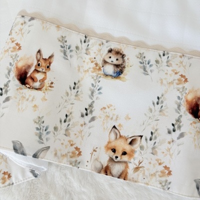 Lençol ou fronha para bebé com desenhos de animais e flores em fundo branco
