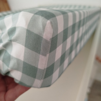 Colchão com capa elástica às quadrículas verdes claras e brancas