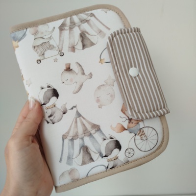 Estojo em tecido com estampas de circo e animais em tons pastel e fecho listrado cinza e branco