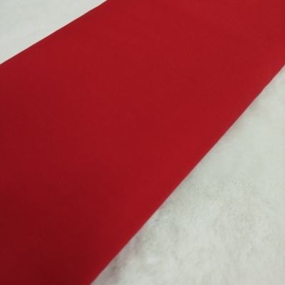 Tecido vermelho liso sobre superfície branca felpuda