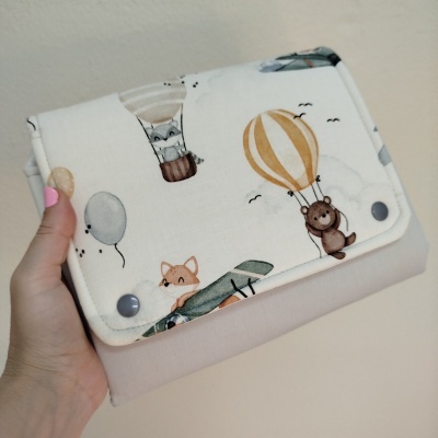 Carteira de tecido com padrão infantil de balões e animais