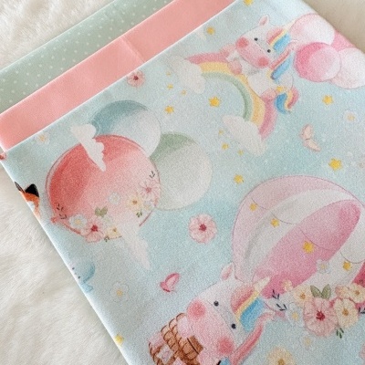 Tecidos dobrados com padrões coloridos e lisos sobre superfície branca