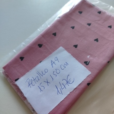 têxtil rosa com corações em embalagem de plástico e etiqueta manuscrita