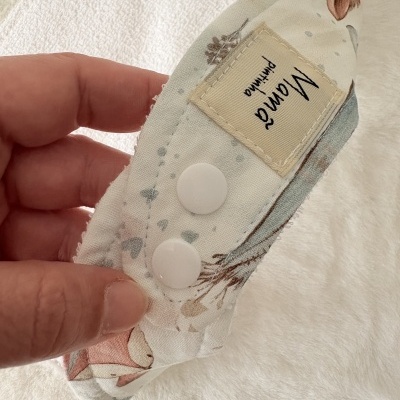 tecido branco estampado com botões e etiqueta Mama PINKMIHO