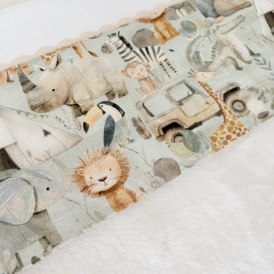 Tecido com estampa de animais selvagens em cores suaves