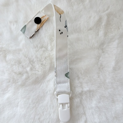 Fita de tecido branco com padrão e pinça de plástico branco