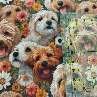 pano estampado com cães e flores e régua transparente