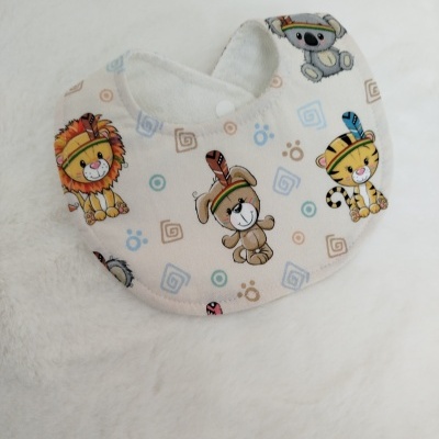 Babete de bebé com estampado de animais e fecho de botão