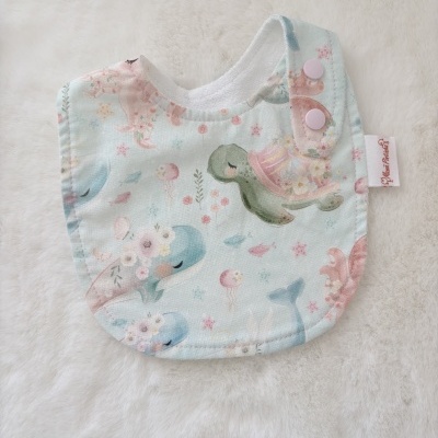 Babete de bebé com estampado de animais marinhos em tons pastel