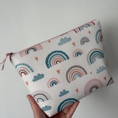 Bolsa estampada com arco-íris, nuvens e corações em fundo branco