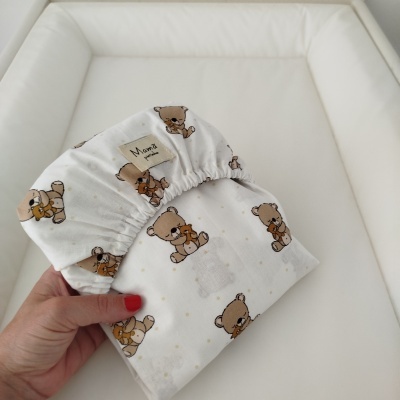Lençol branco de algodão com estampado de ursinhos castanhos e elástico
