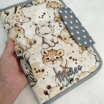 Capa protetora para cadernetas com estampado de animais e fecho cinza com estrelas brancas
