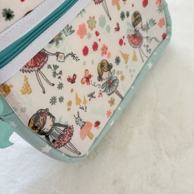 Bolsa infantil com padrão de meninas e flores em tecido colorido