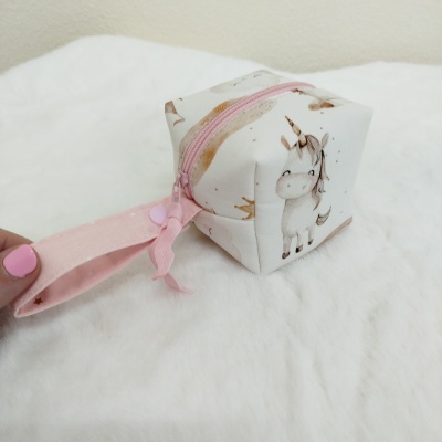 Necessaire quadrada branca com unicórnios e fecho rosa com alça rosa clara