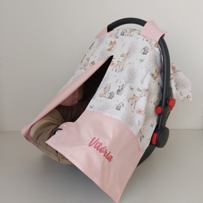 Capa personalizada para cadeira de bebé com padrão animal e nome Vitória bordado