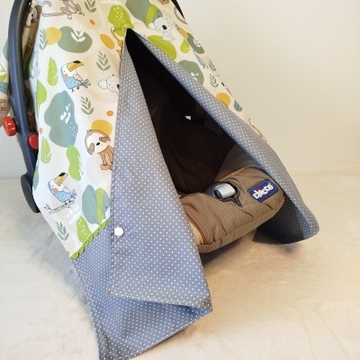 Cadeira auto para bebé Chicco com capa colorida e padrão de animais e tecido cinza às bolinhas