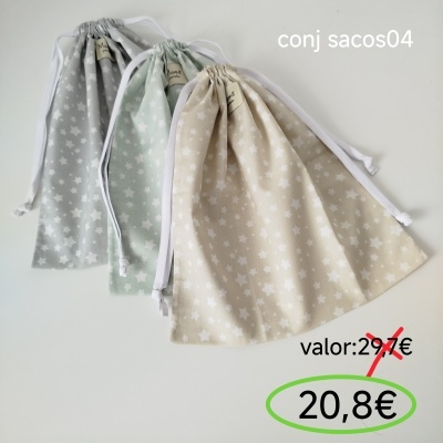 Três sacos de tecido com estrelas brancas e cordão