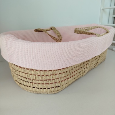 Cesta de vime com forro rosa claro e alças