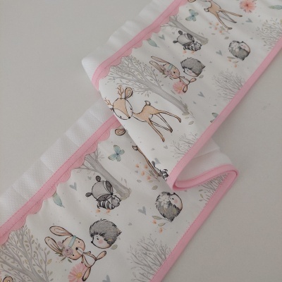 Tecido infantil branco com borda rosa e estampado de animais em tons pastel