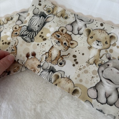 Lençol ou fronha branca com padrão de animais bebés desenhados e borda com fio bege