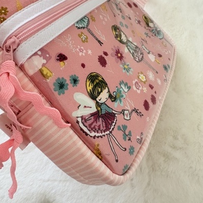 Mochila rosa com padrão de fadas, flores e borboletas