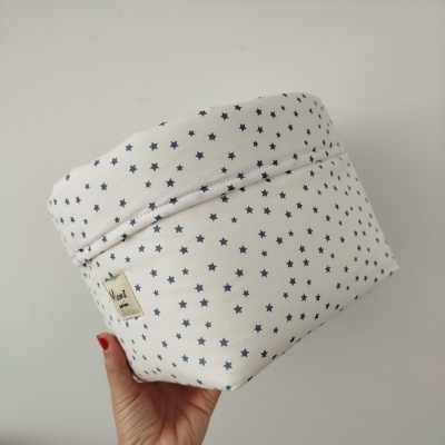 Cesto de tecido branco com estrelas cinzentas e etiqueta Mamã feita a mão