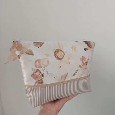 Necessaire com padrão de animais e riscas em tons castanhos e bege