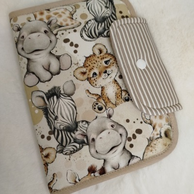 Capa com estampa de animais e fecho de botão